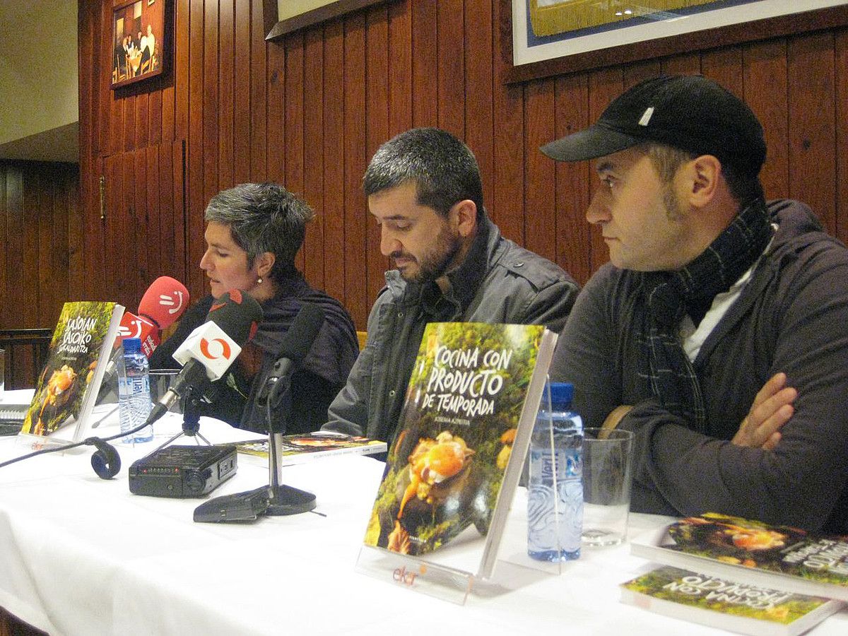 Ttarttaloko Idoia Arozena, Josema Azpeitia liburuaren egilea eta  Roberto Ruiz Tolosako Fronton jatetxeko sukaldaria. BERRIA.
