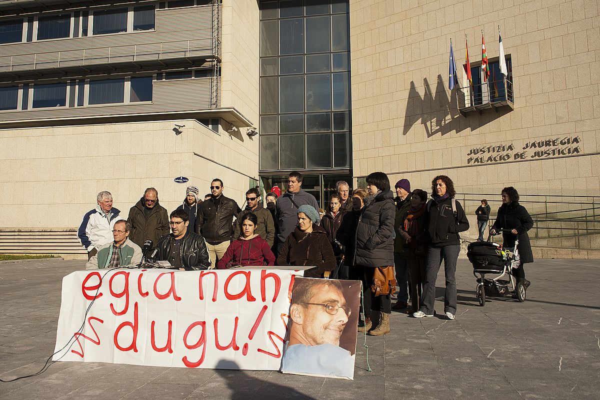 Jon Anzaren eta haren familiaren auzokideak eta lagunak, Gipuzkoako Probintzia Auzitegiaren aurrean, atzo. GARI GARAIALDE / ARGAZKI PRESS.