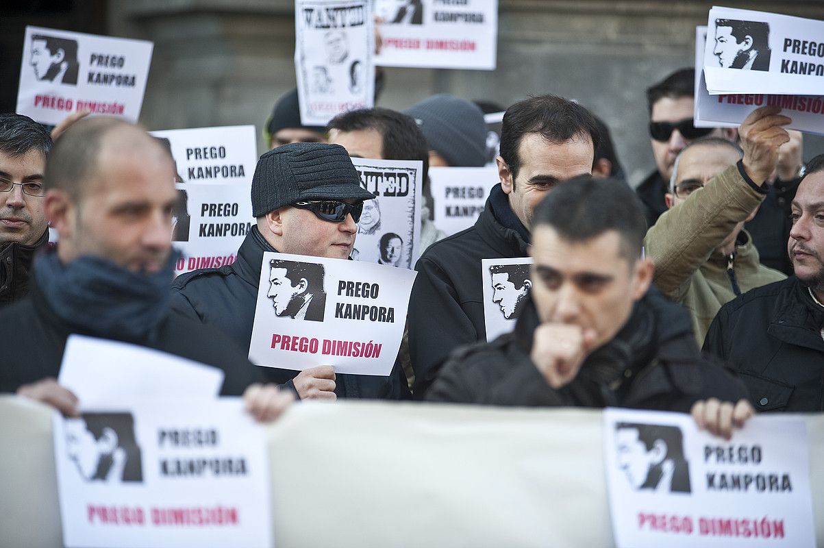 Metroko langileak protestan, diputazioaren aurrean. JON HERNAEZ / ARGAZKI PRESS.