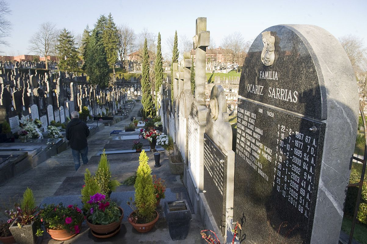 Okariz Sarrias familiaren panteoia, atzo, Donostiako Polloe hilerrian. ANDONI CANELLADA / ARGAZKI PRESS.