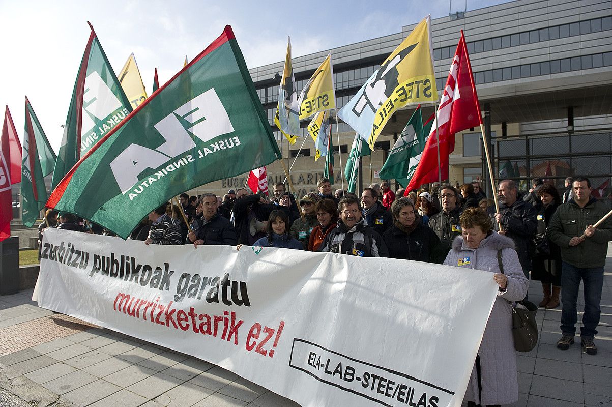 ELA, LAB eta EILASen protesta murrizketen aurka, atzo. RAUL BOGAJO / ARP.