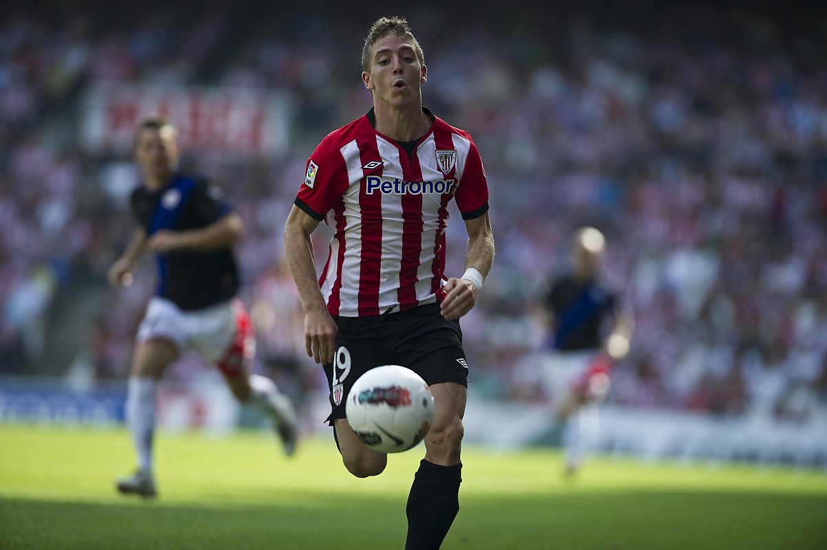 Iker Muniain, baloiaren atzetik korrika, Athleticek denboraldi honetan jokatutako partida batean. LUIS JAUREGIALTZO / ARP.