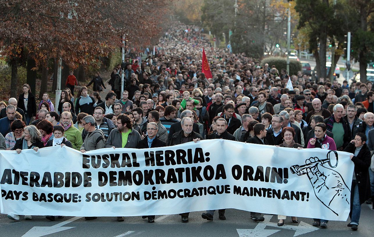 Lau mila lagun inguru elkartu ziren atzo Baionan, aterabide demokratikoaren alde. BOB EDME.