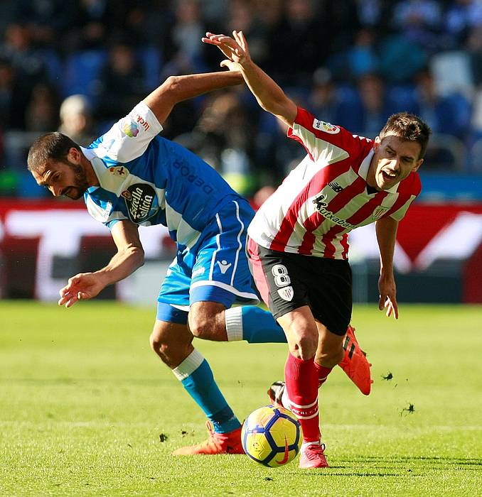 Celso Borges Deportivoko joklaria eta Ander Iturraspe Athleticeko erdilaria, baloia lortzeko lehian, gaur, A Coruñan (Galizia). CABALAR, EFE