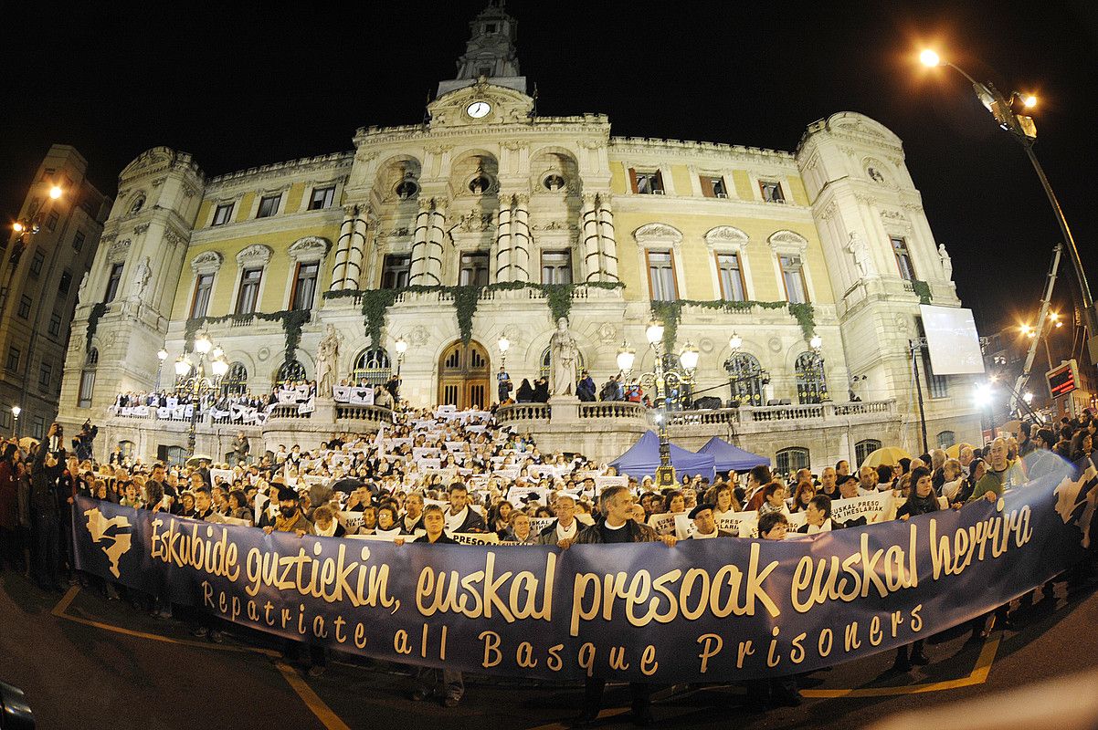 Iragan larunbateko manifestazioaren lehen lerroa eta euskal presoen senideak, Bilboko udaletxearen aurrean. JON URBE / ARGAZKI PRESS.