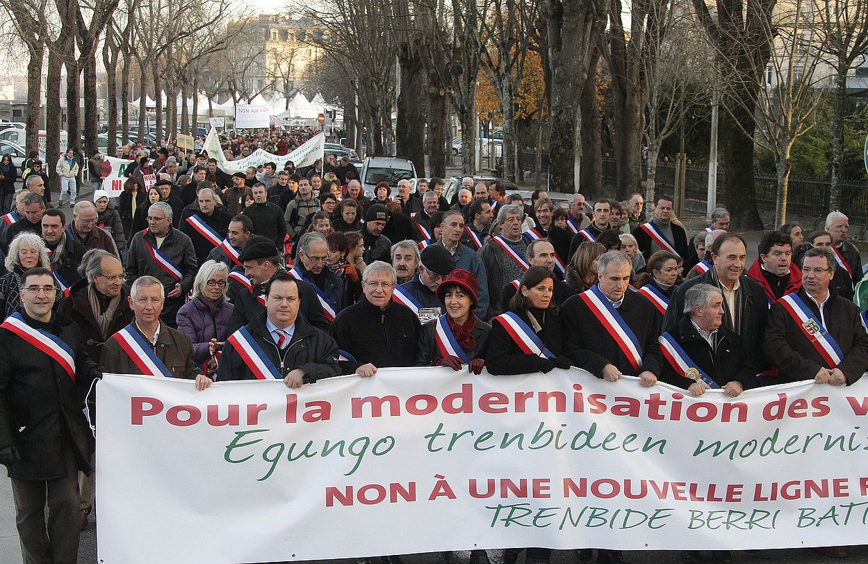 Ipar Euskal Herriko hainbat hautetsi, AHTaren aurkako protesta batean, artxiboko irudi batean. BOB EDME.