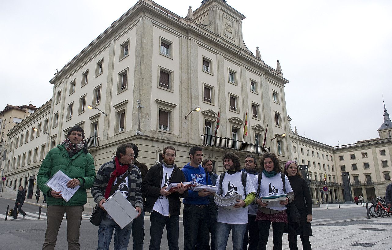 Plataformako kideak, alegazioak esku artean dituztela. ANDONI CANELLADA / ARGAZKI PRESS.