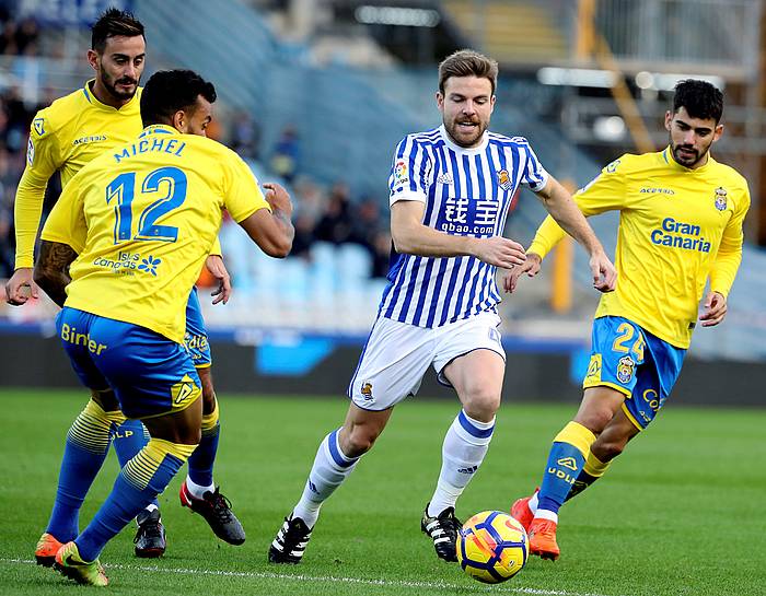 Asier Illarramendi Realeko erdilaria, Las Palmaseko jokalariz inguratuta, gaur, Anoetan. JUAN HERRERO, EFE