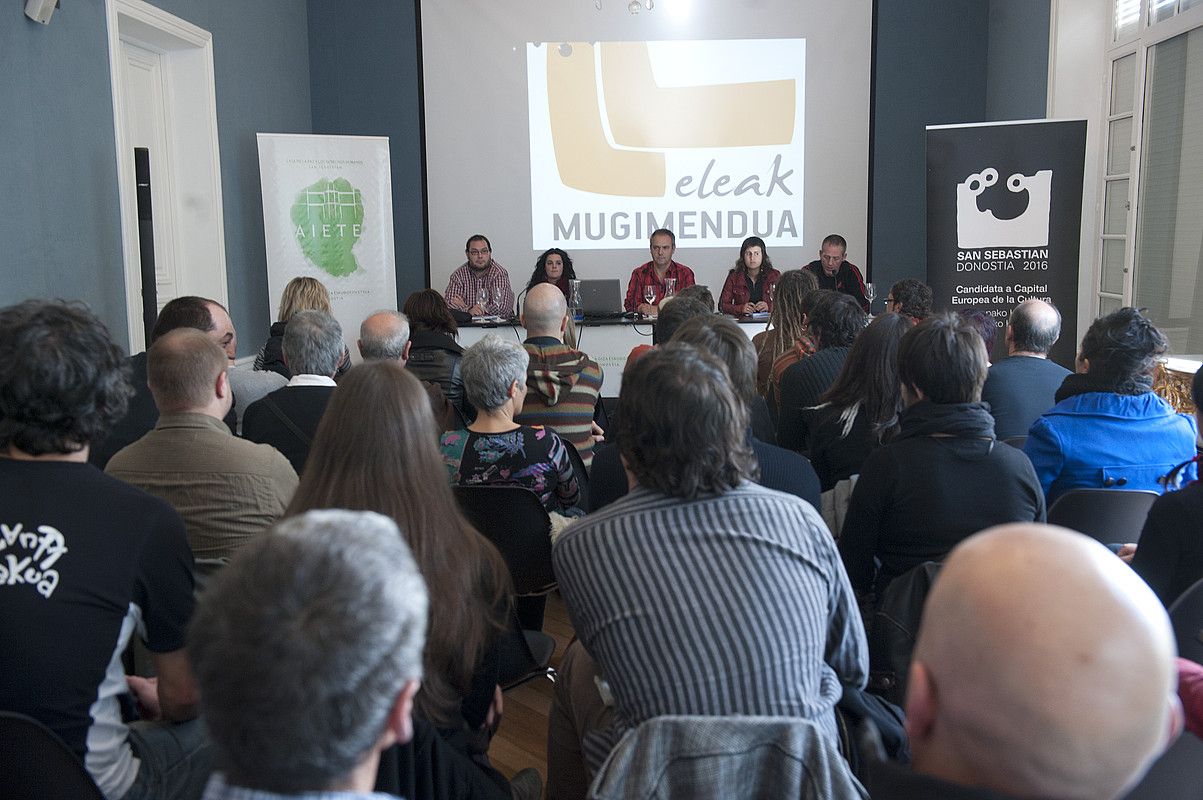 Donostiako Aiete jauregian egin zuen batzarra Eleak mugimenduak. JON URBE / ARGAZKI PRESS.