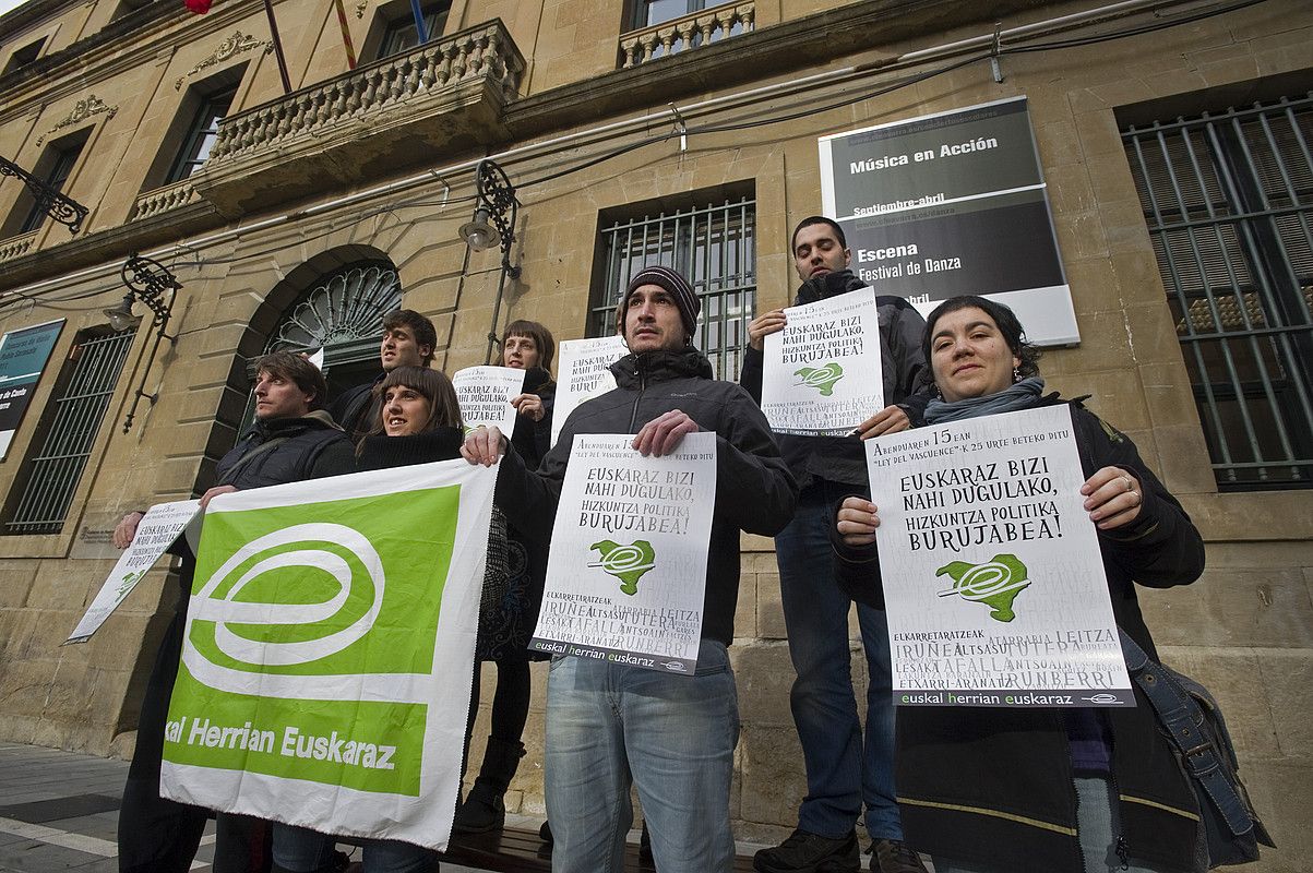 Euskal Herrian Euskaraz-eko kideak, atzo, heldu den asteko protesten berri emateko egindako agerraldian. LANDER FERNANDEZ ARROIABE / ARGAZKI PRESS.