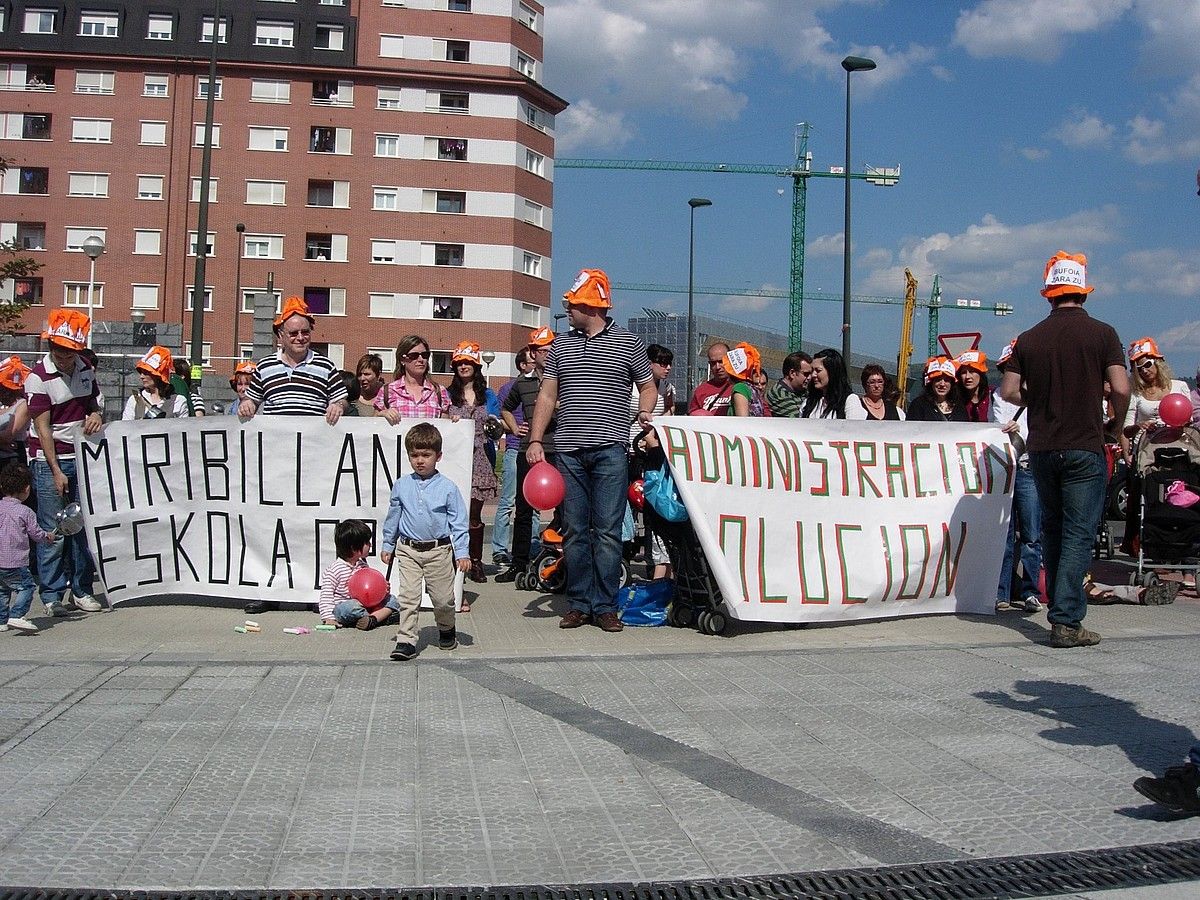 Miribillako bizilagunen protesta, pilotalekuaren aurrean. MIRIBILLA HIRIGUNEA.