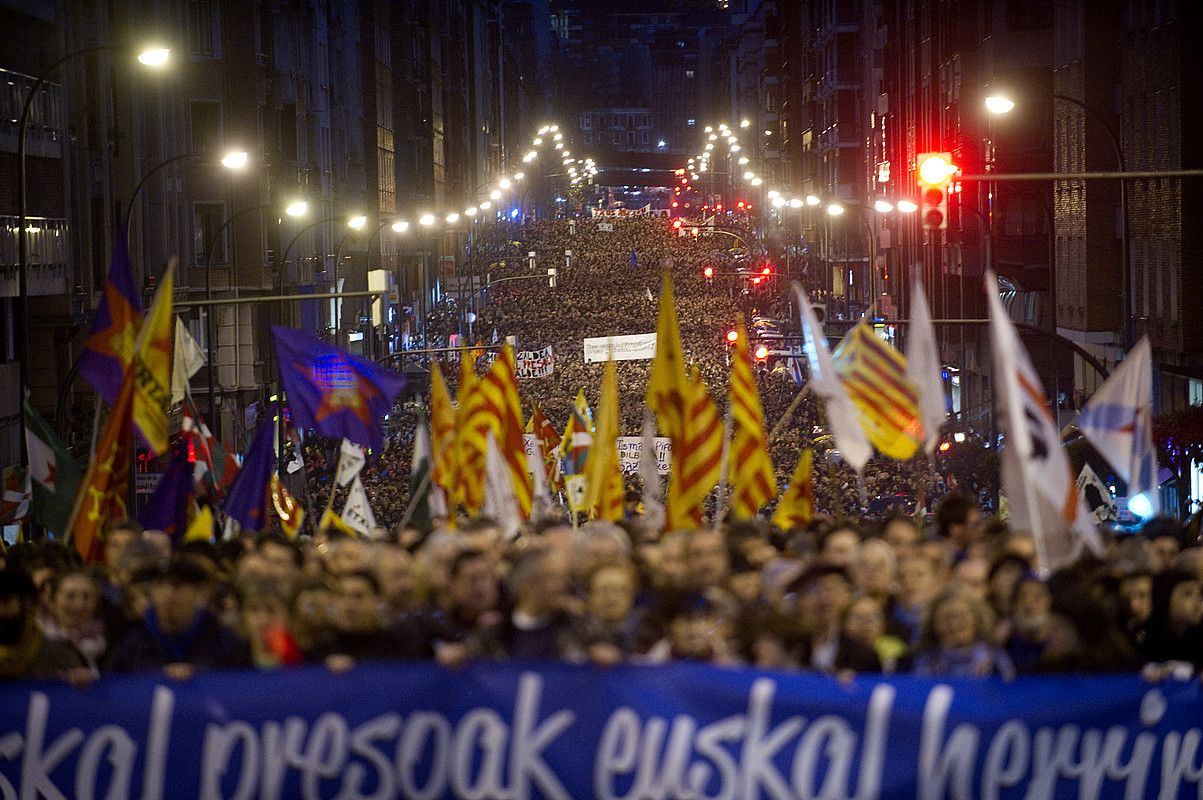 Jendetza handia, Autonomia kalearen luzera guztian, euskal presoen eskubideen aldeko manifestazioan. MARISOL RAMIREZ / ARGAZKI PRESS.