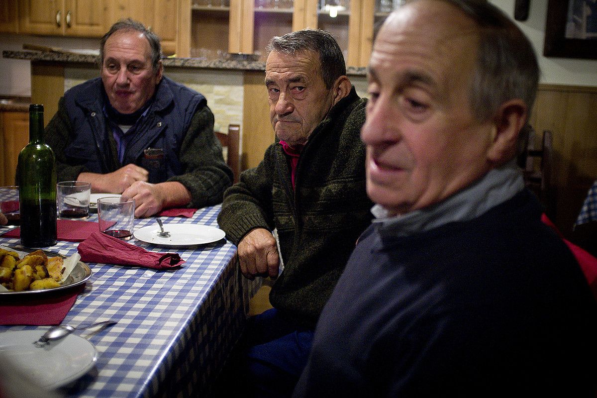 Ezkerretik eskuinera, Remigio Lizasoain, Jose Mari Garate eta Santi Sansiñena kontrabandista ohiak. GARI GARAIALDE/ ARGAZKI PRESS.