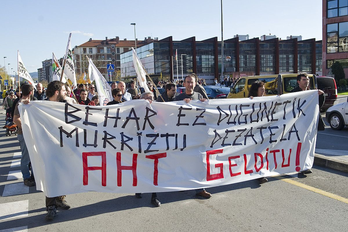 Atzo eguerdian Durangon AHTaren kontra egindako manifestazioaren hasiera. JUANAN RUIZ / ARGAZKI PRESS.