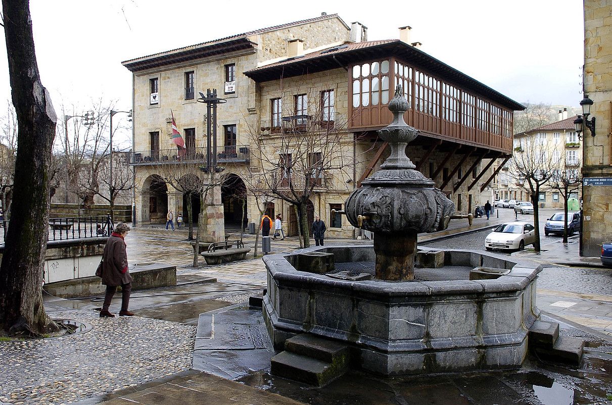 Elorrioko udaletxeko plaza, artxiboko irudi batean. JUANAN RUIZ / ARGAZKI PRESS.