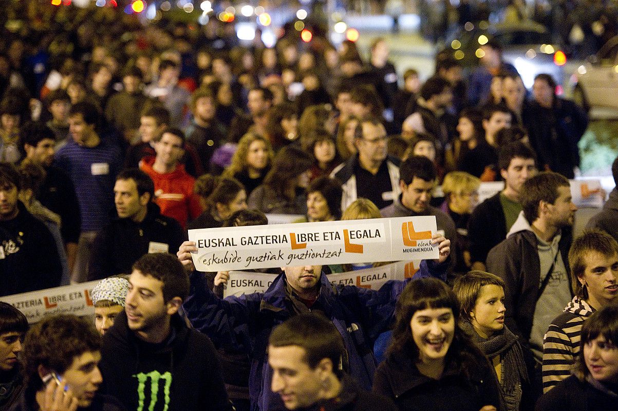 Bi mila lagun inguru batu ziren atzo Durangon, manifestazioan. LUIS JAUREGIALTZO / ARGAZKI PRESS.