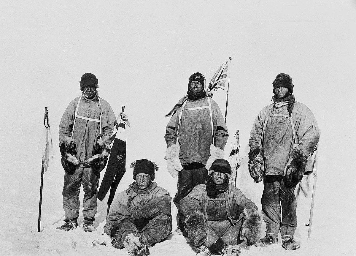 Lawrence Oates, Henry Bowers, Edward Wilson, Edgar Evans eta Robert Falcon Scott, hego polorako bidaiaren atarian. WORDPRESS.