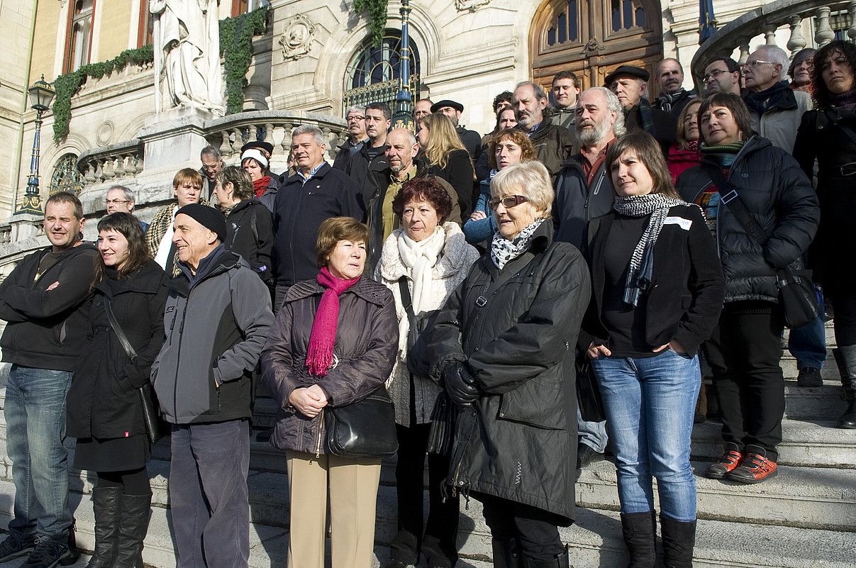 Egin Dezagun Bidea ekimeneko bozeramaileak eta manifestazioari atxikimendua agertu dieten eragileen ordezkariak, atzo, Bilboko Udaletxeko eskaileretan. MARISOL RAMIREZ / ARGAZKI PRESS.