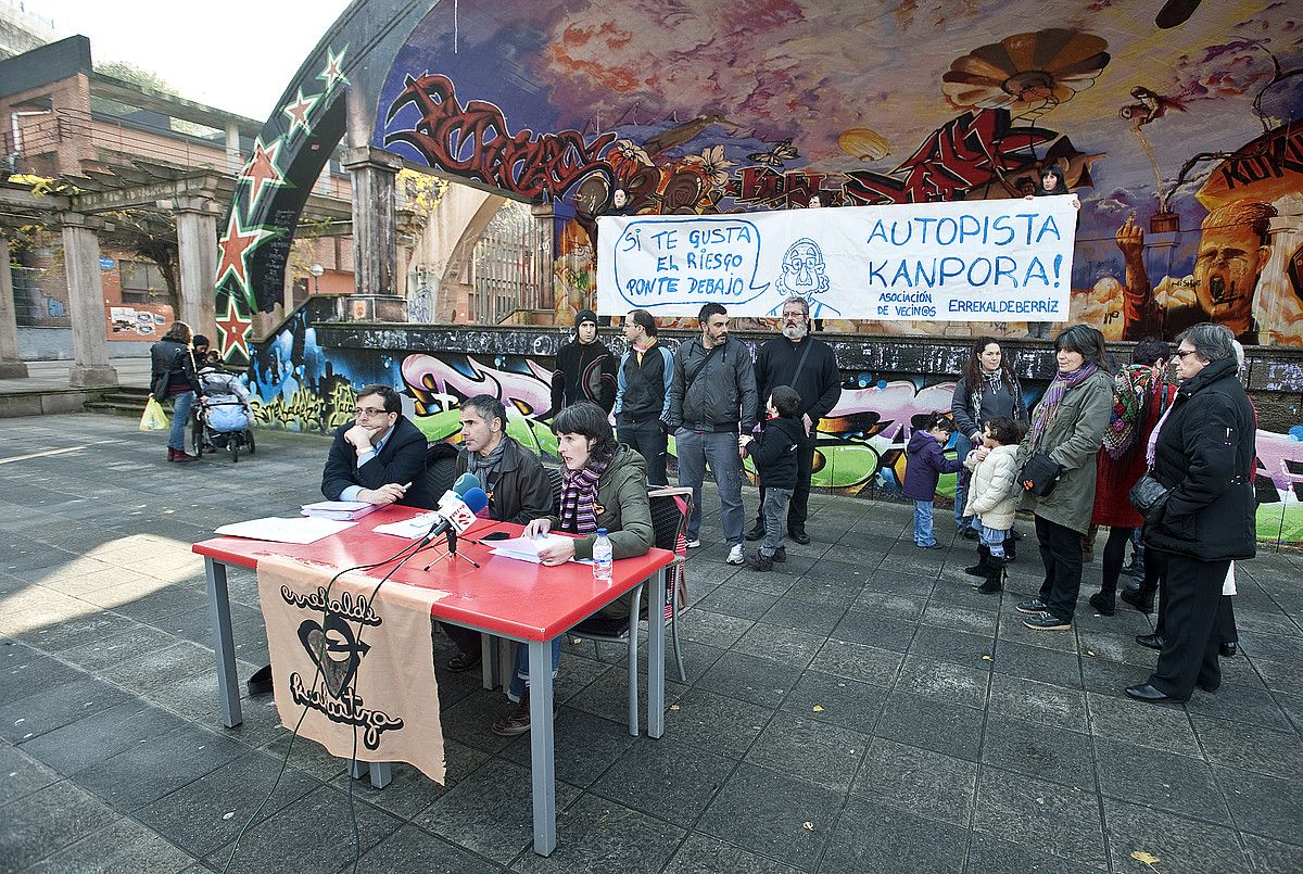 Errekaldeberriz auzo elkarteko ordezkarien agerraldia, atzo, Errekalde auzoan. JON HERNAEZ / ARGAZKI PRESS.