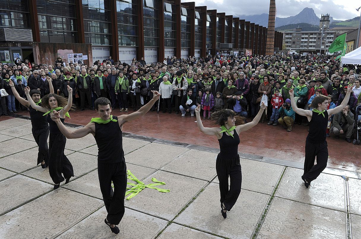 Jende multzo handia bildu zen Landako erakustazokaren ondoan, Independentistek deitutako ekitaldian. MONIKA DEL VALLE / ARGAZKI PRESS.