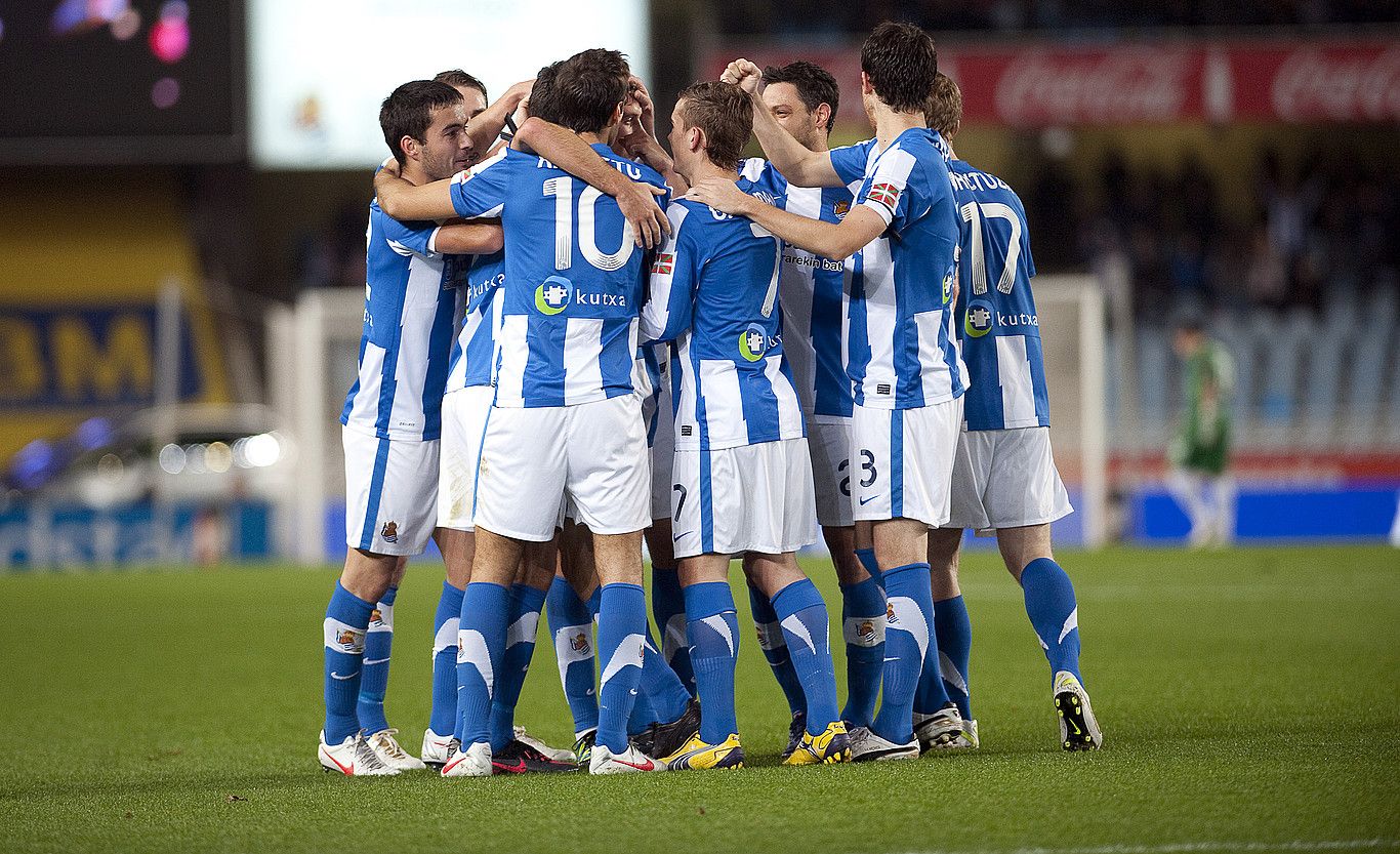 Realeko jokalariak, elkar besarkatuta, atzo, Mikel Aranburuk sartutako gola ospatzen; 1-0eko jokaldian erremate ederra egin zuen azpeitiarrak, buruz. JUAN CARLOS RUIZ / ARGAZKI PRESS.