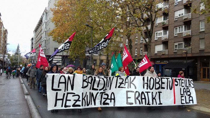 Unibertsitatez besteko irakaskuntza publikoko irakasleen grebako manifestazioa, gaur, Gasteizen. @STEILAS_