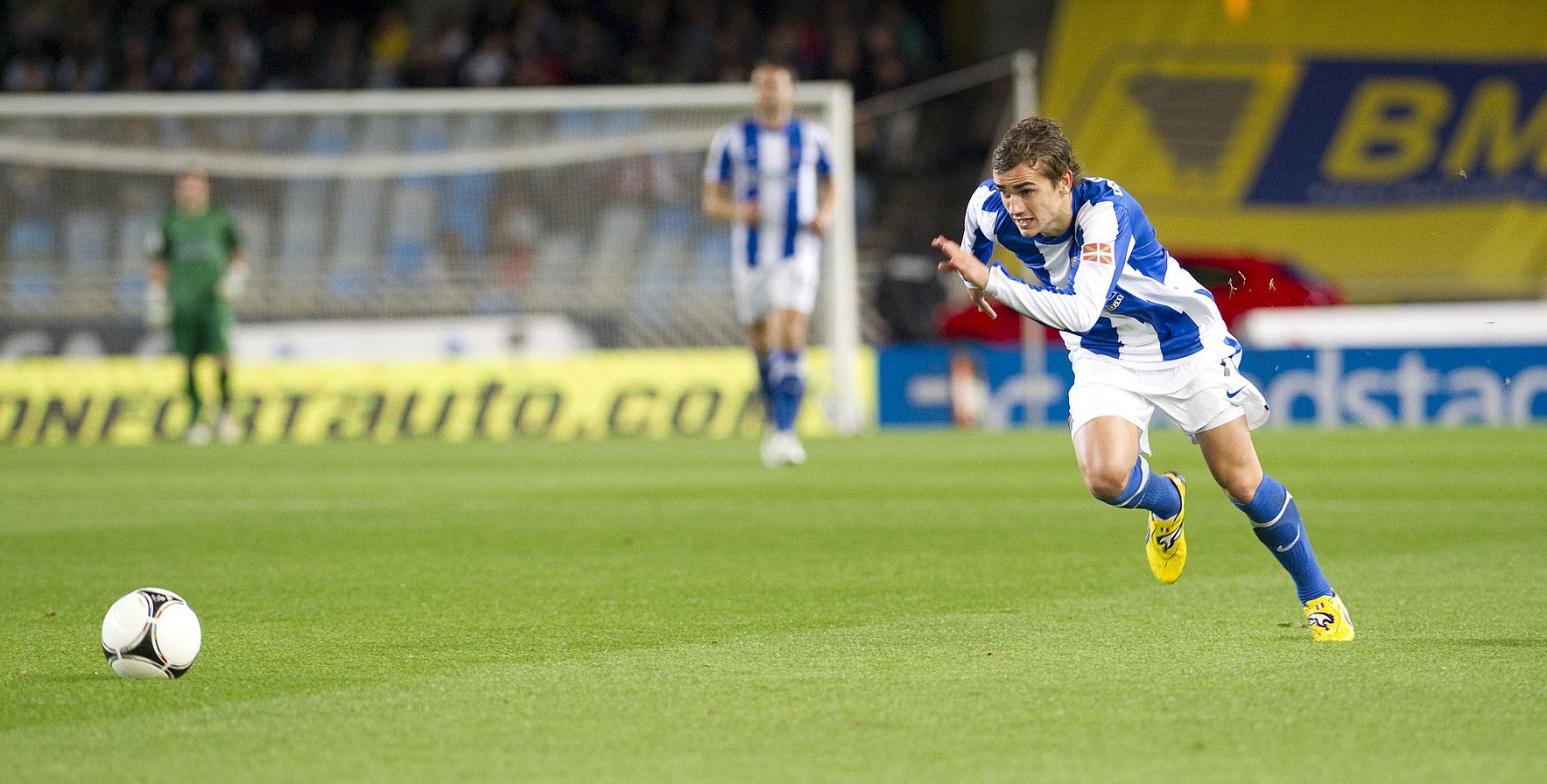 Antoine Griezmann, lasterka bizian, baloia harrapatu nahian, Granadaren aurkako Kopako final-hamaseirenetako joaneko partidan. GORKA RUBIO / ARGAZKI PRESS.