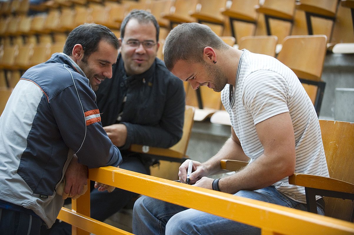 Zubieta autografo bat sinatzen, Xala eta pilotazale batekin. JUANAN RUIZ / ARP.