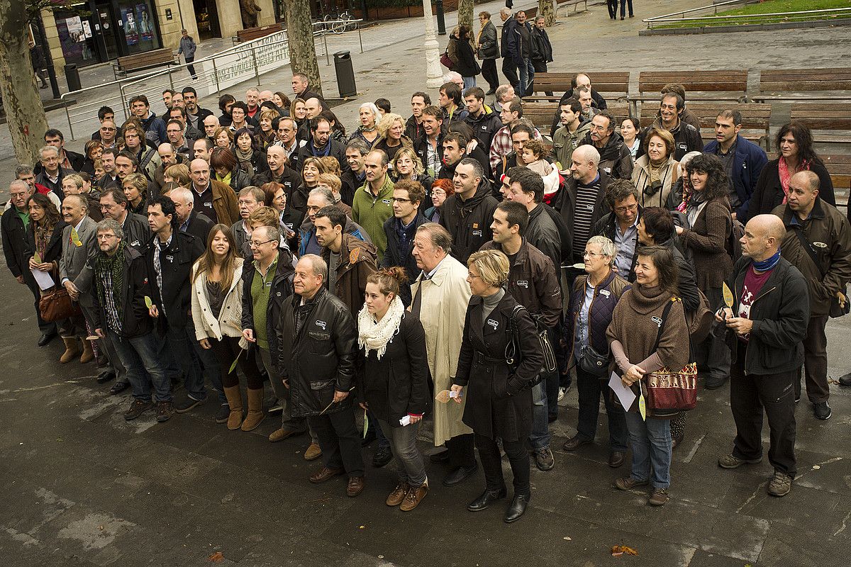 Donostiako Mintzodromoan parte hartu zuten eragile guztiak, Bulebarreko kioskoaren aurrean familia argazkia ateratzen. GARI GARAIALDE / ARGAZKI PRESS.