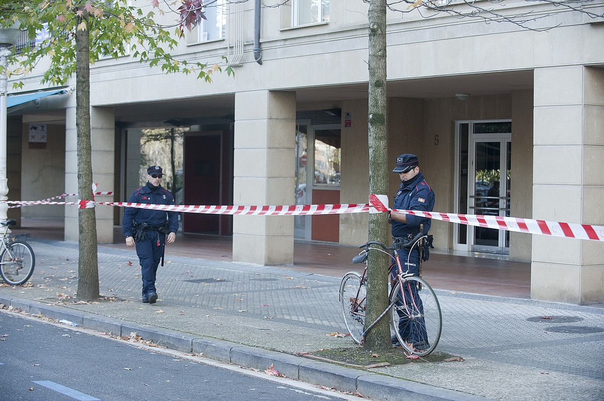 Gaztea hilik azaldu zen etxearen ingurua. JON URBE / ARGAZKI PRESS.