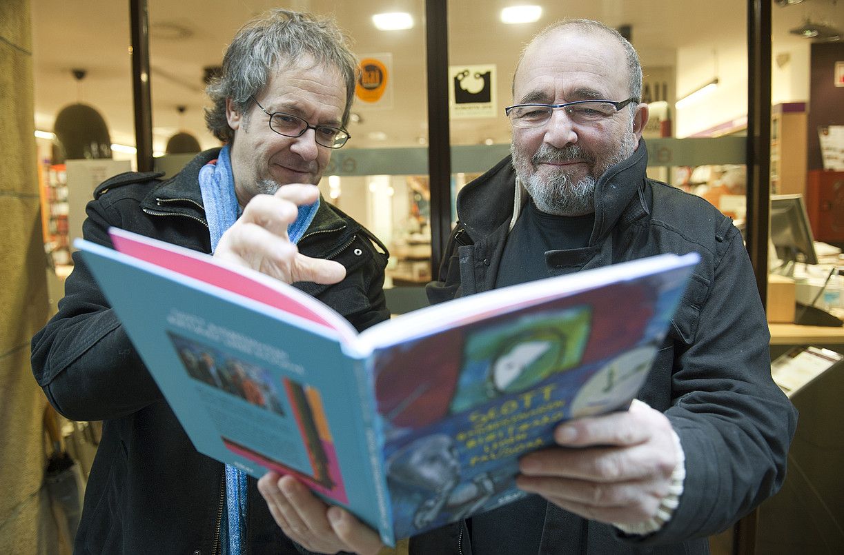 Pako Aristi eta Jose Luis Zumeta, bien liburuarekin. JON URBE/ ARGAZKI PRESS.