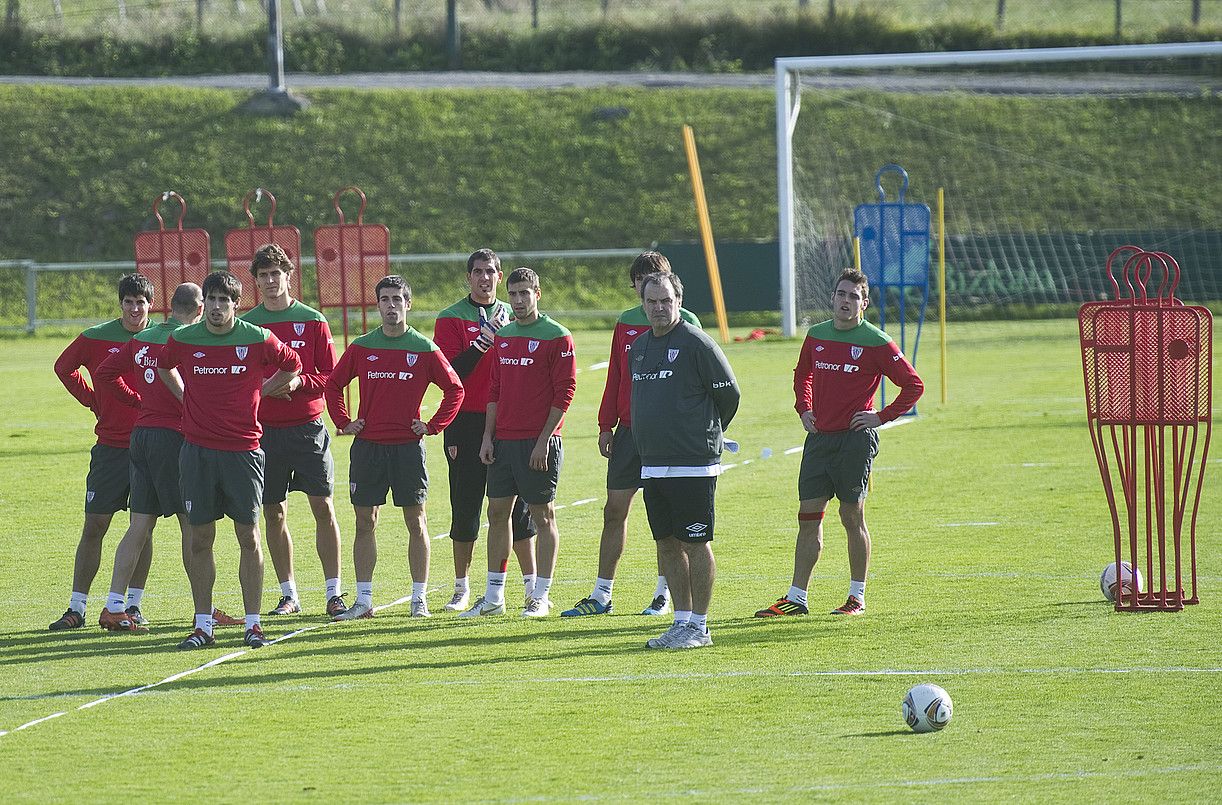 Marcelo Bielsa eta Athleticeko zenbait jokalari, atzo Lezaman egindako entrenamendu saioan. LUIS JAUREGIALTZO / ARGAZKI PRESS.