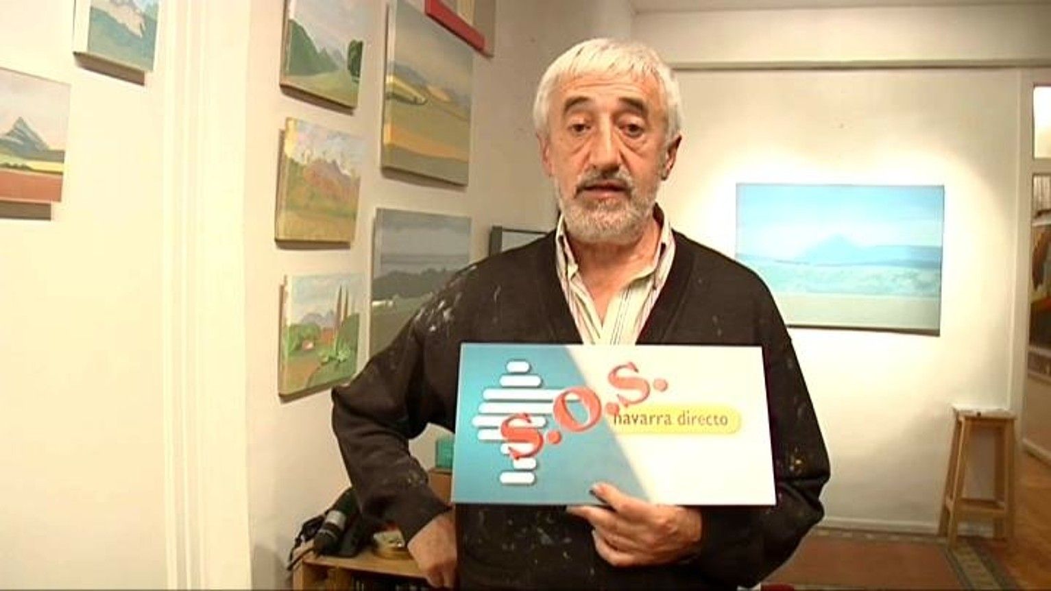 Pedro Salaberri margolaria, Navarra directo-ren aldeko afixarekin. BERRIA.