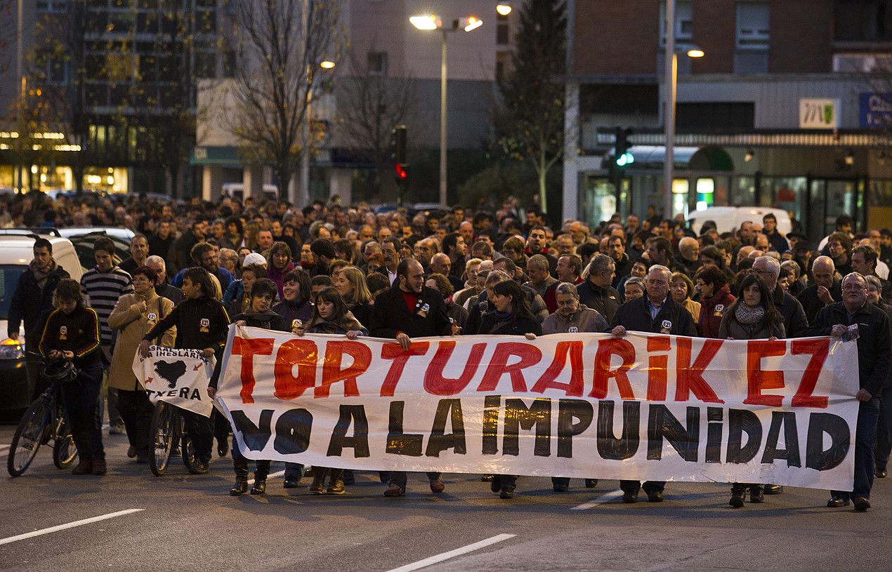 Torturaren eta inpunitatearen aurka atzo Iruñean egin zen manifestazioaren burua. LANDER FERNANDEZ ARROIABE / ARGAZKI PRESS.