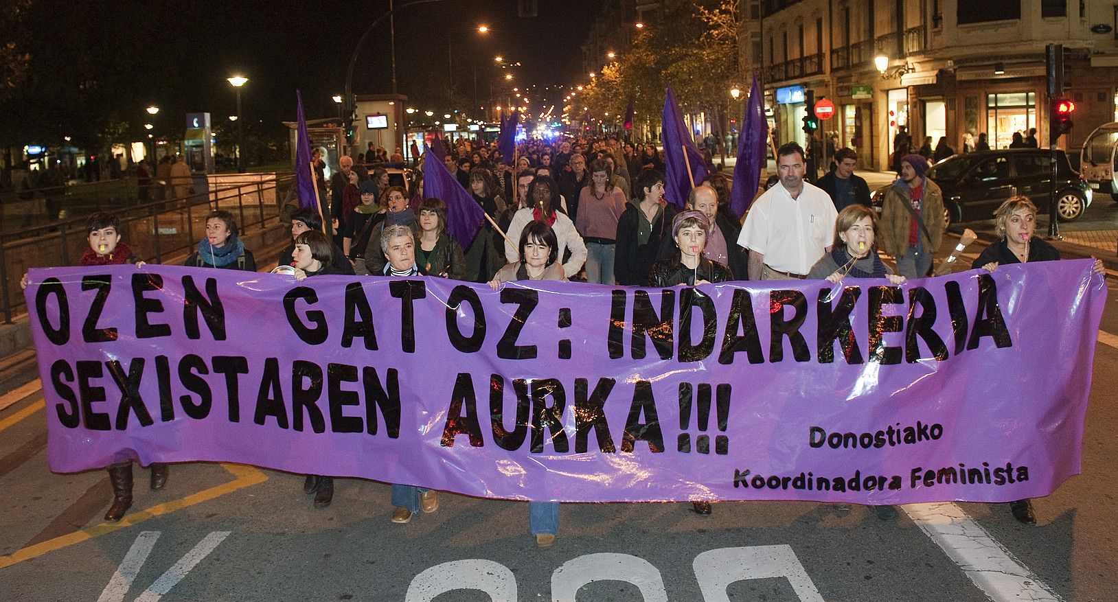 Donostiako kaleetan, atzo iluntzean, genero indarkeriaren kontrako manifestazioa. JON URBE / ARGAZKI PRESS.