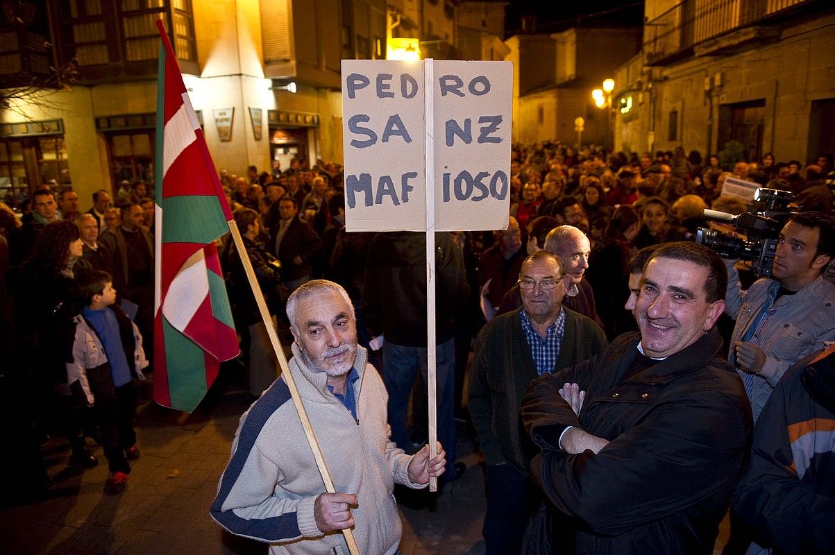 Oiongo herritarrak Errioxako Gobernuak hartutako erabakiaren aurkako protestan. JUANAN RUIZ / ARGAZKI PRESS.