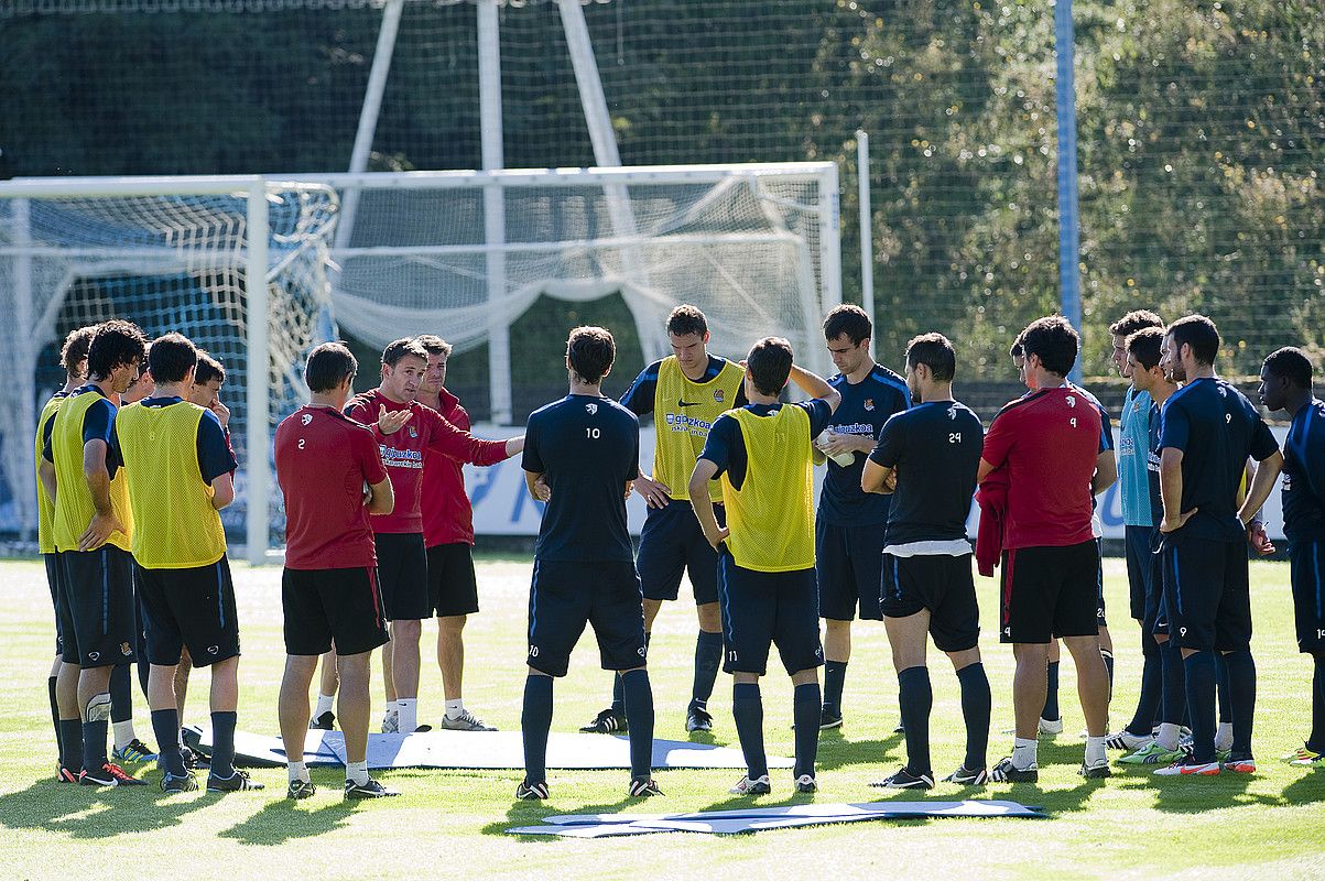 Realeko jokalariak, bilduta, Philippe Montanierren azalpenak entzuten, Zubietan egindako entrenamendu batean. JUAN CARLOS RUIZ / ARGAZKI PRESS.