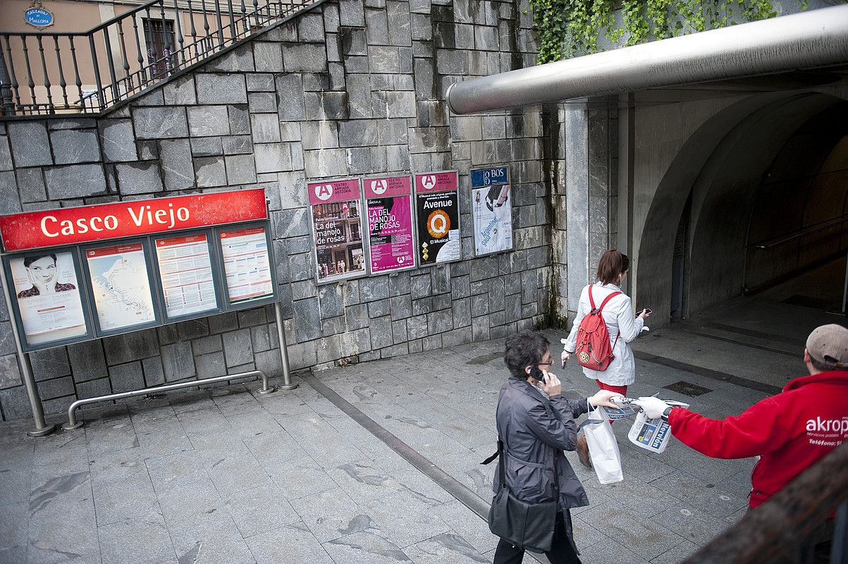 Bilboko Metrorako sarrera, iragan ekainaren 9ko lanuztean. M. RAMIREZ / ARP.