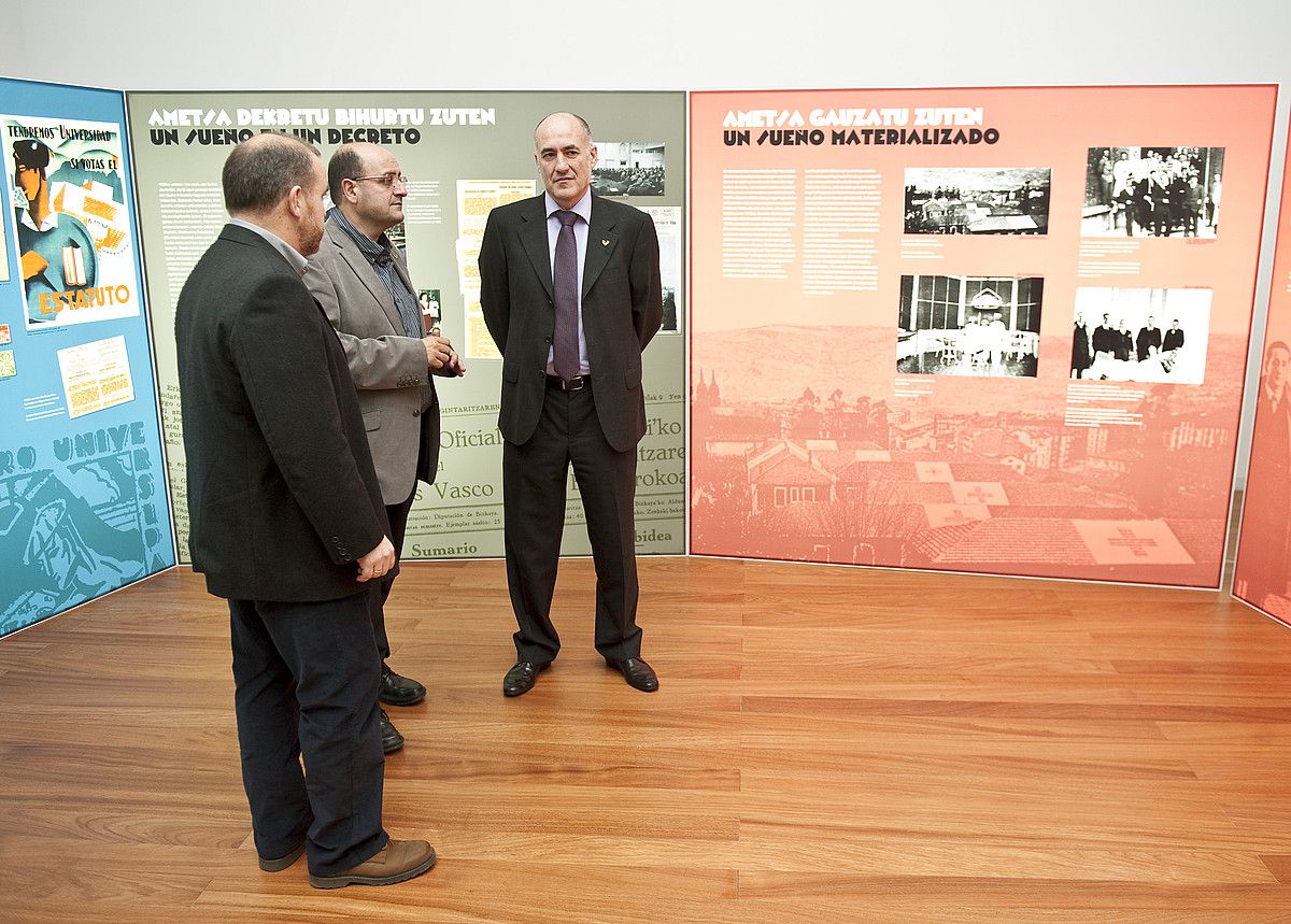 Mikel Aizpurua eta Gidor Bilbao, ekimenaren sustatzaileak, eta Iñaki Goirizelaia, EHUko errektorea, atzo. J.HERNAEZ/ ARP.