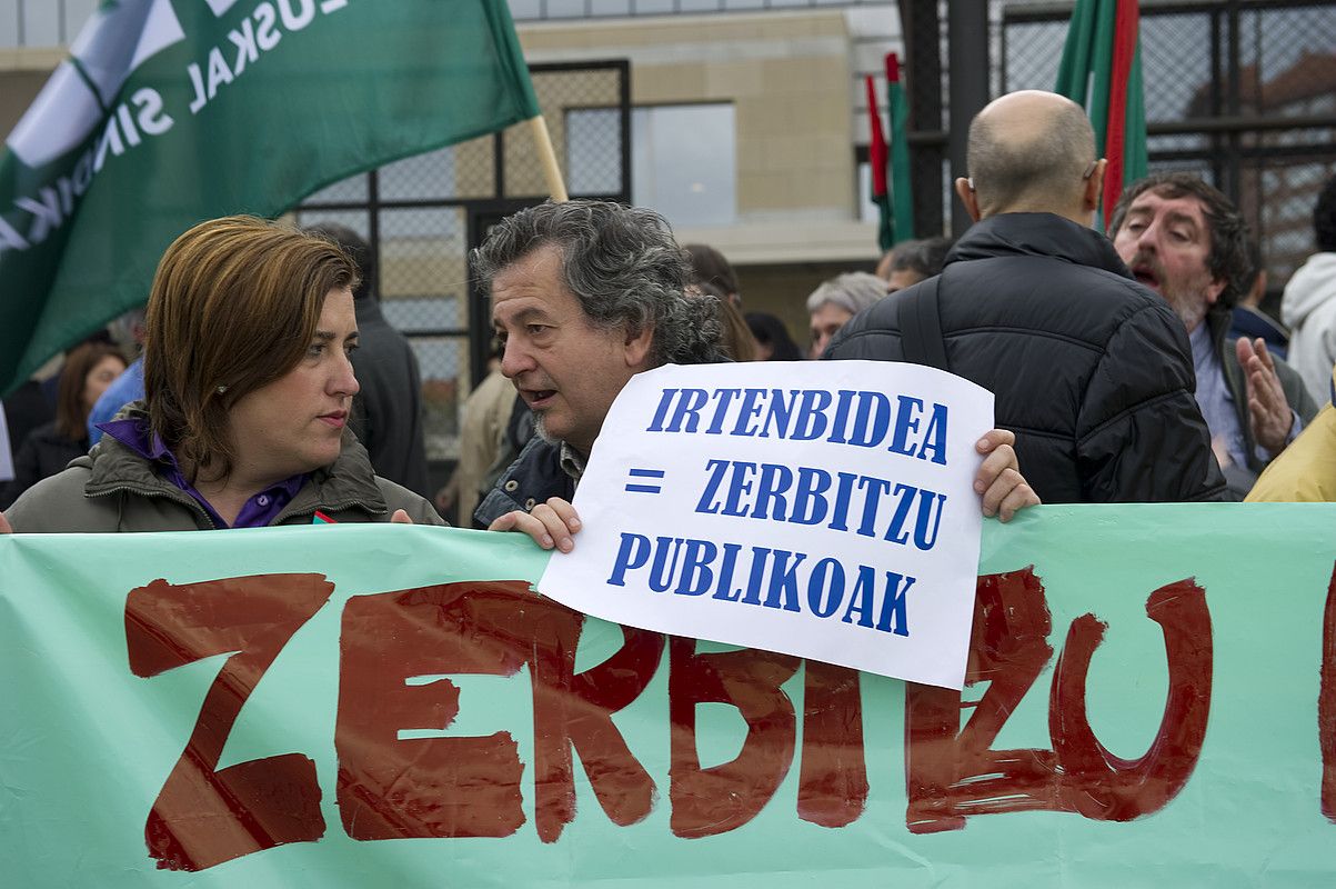 ELAko eta LABeko kideek protesta egin dute Funtzio Publikoko Mahaia Orokorraren bileraz baliatuz. JUANAN RUIZ / ARP.