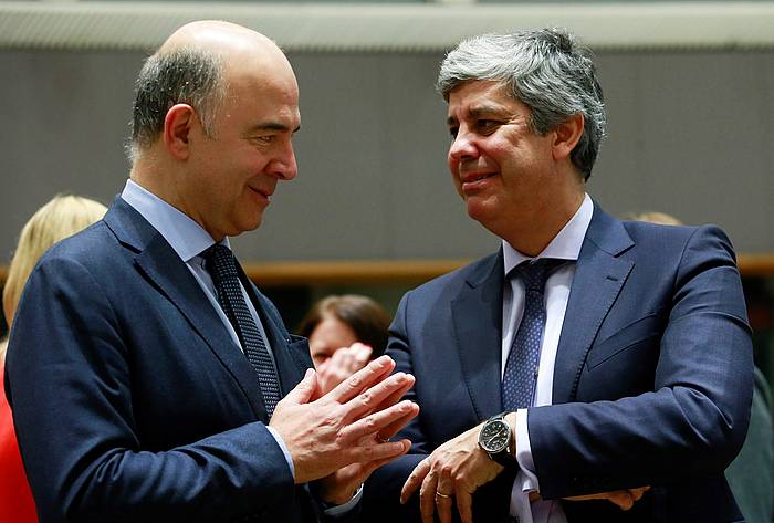 Pierre Moscovici Europako Batzordeko Ekonomia eta Finantza komisarioa, eta Mario Centeno Eurotaldeko presidentea, atzo egindako EBko Finantza ministroen kontseiluan. OLIVIER HOSLET / EFE