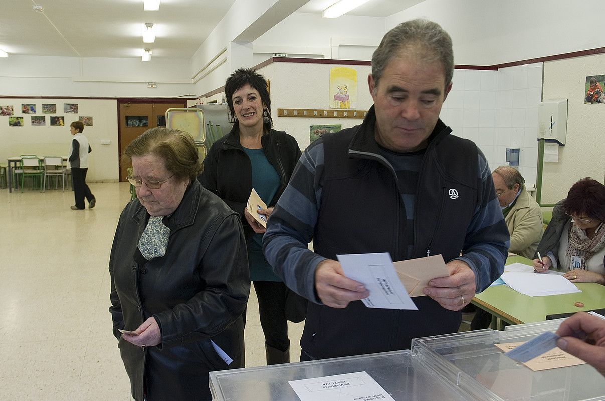 Amaiurreko Maite Aristegik Bergarako Martinez de Iraola ikastetxean eman zuen botoa atzo. A. CANELLADA / ARP.