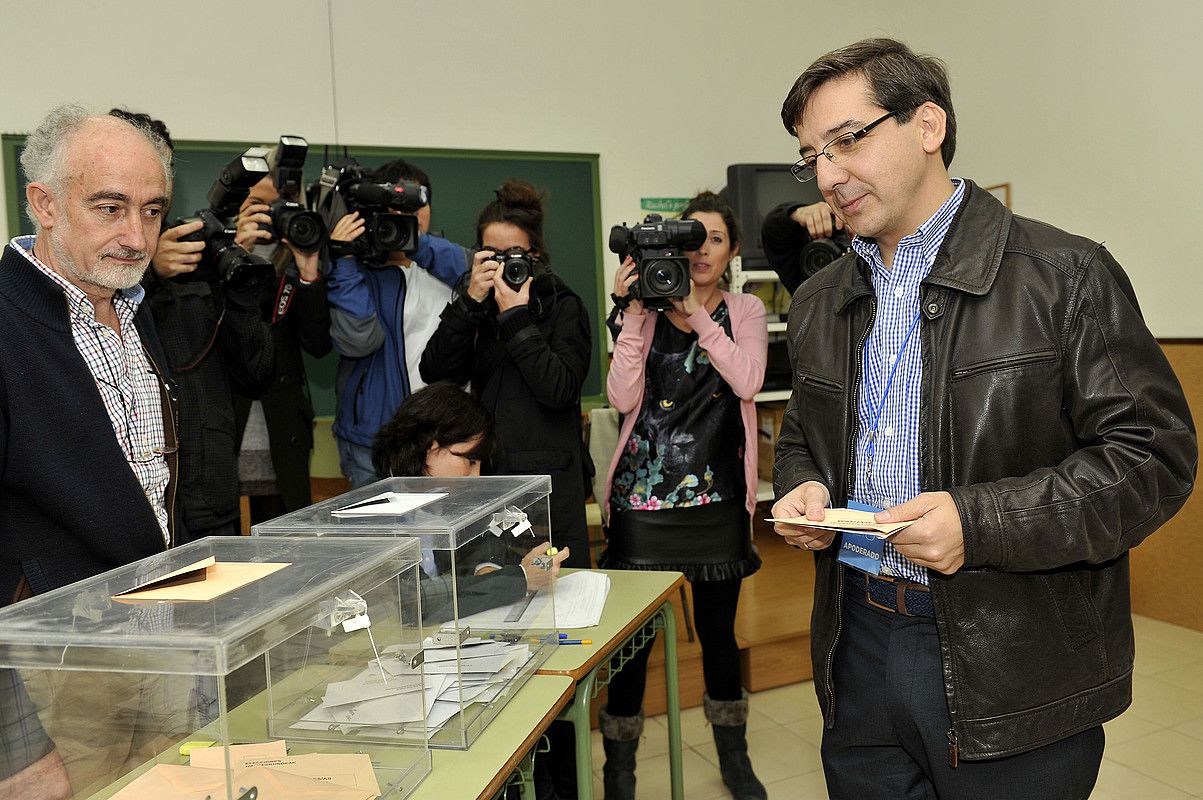 Carlos Salvador UPNren hautagaia botoa ematen. IDOIA ZABALETA/ ARGAZKI PRESS.