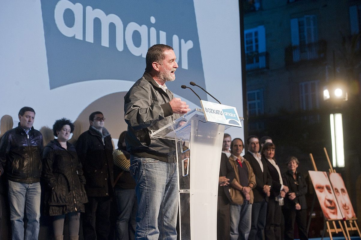 Iñaki Antiguedad, atzo, Amaiurren kanpaina amaierako ekitaldian, Bilboko Plaza Barrian. LUIS JAUREGIALTZO / ARGAZKI PRESS.