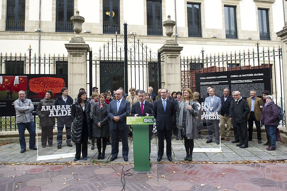 Iñigo Urkullu  hizketan, atzo, EAJko ordezkaritza zabal batez lagunduta, Eusko Legebiltzarreko eraikineko atarian egindako ekitaldi politikoan. JUANAN RUIZ / ARGAZKI PRESS.