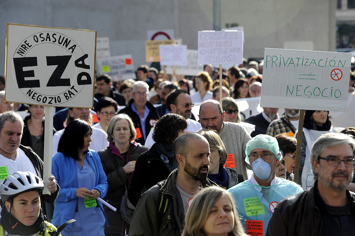 Sukaldeetako langileak manifestazioan, atzo. IÑIGO URIZ / ARGAZKI PRESS.