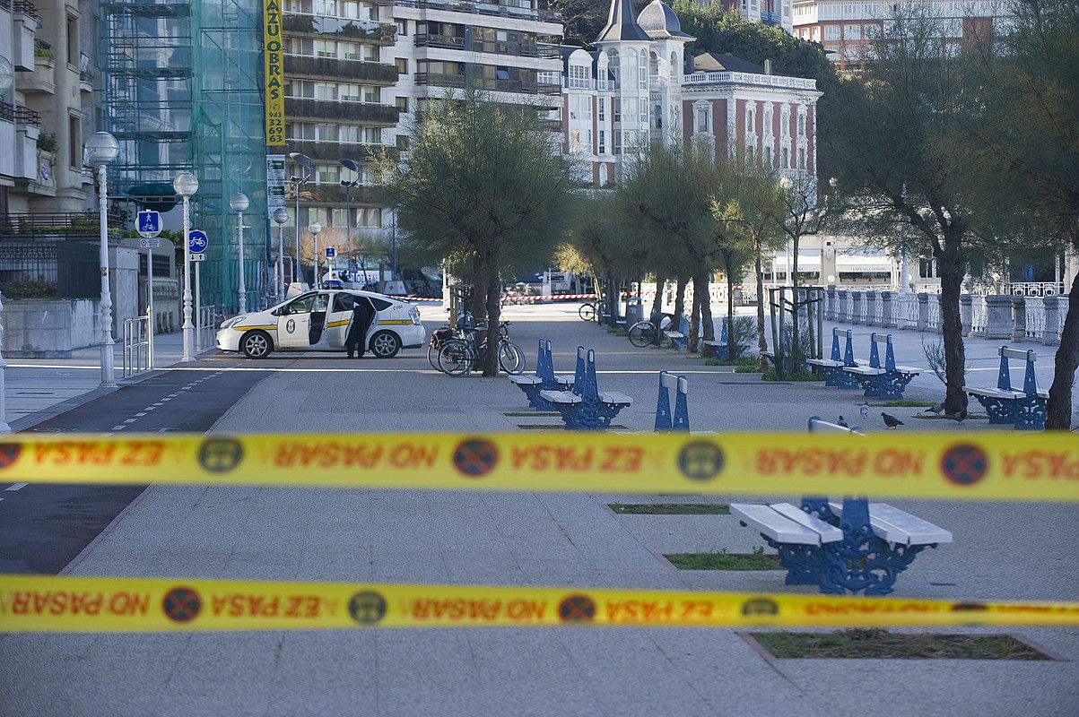 Donostiako Udaltzaingoak hainbat orduz itxi zituen talasoterapia zentroko inguruak. ANDONI CANELLADA / ARGAZKI PRESS.