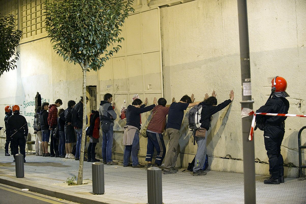 Ertzainak, eraikina okupatu zuten gazteak identifikatzen. MARISOL RAMIREZ / ARGAZKI PRESS.