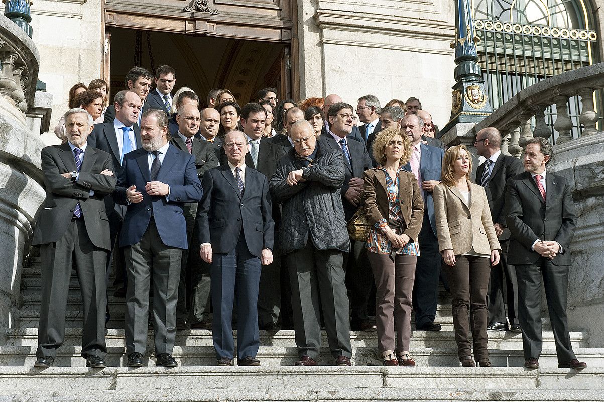 Bilboko udaletxeko atarian bezperako erasoa salatzeko egindako elkarretaratzea, atzo. JON HERNAEZ / ARGAZKI PRESS.