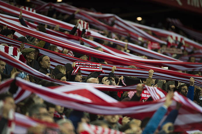 Athleticeko zaleak, San Mamesen. Athleticek etxean jokatuko du itzuliko partida. MARISOL RAMIREZ, ARGAZKI PRESS